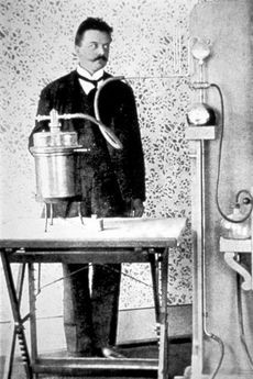 Daniel Swarovski sestrojil první stroj na broušení skla a svůj vynález si nechal patentovat.