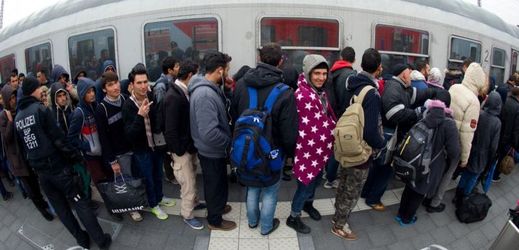 Uprchlíci nastupující na speciální vlak do Duesseldorfu v německém Pasově.