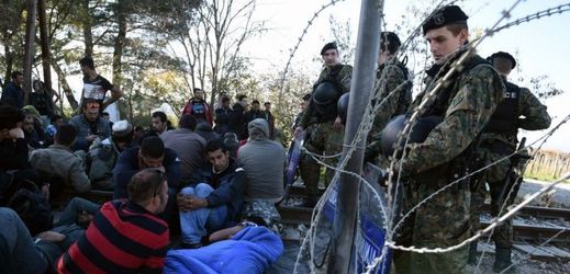 Makedonská policejní stráž střeží hranice své země nedaleko obce Idomeni v severním Řecku.