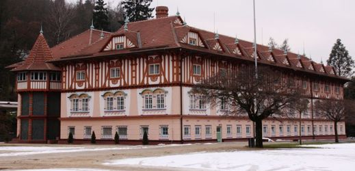 Lázeňský hotel Jurkovičův dům v lázeňském parku v Luhačovicích.