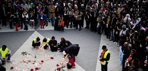 Shromáždí na náměstí Sergels Torg v centru Stockholmu. Lidé si připomínají oběti utonulé u jihoitalského ostrova Lampedusa při přesunu do Evropy.