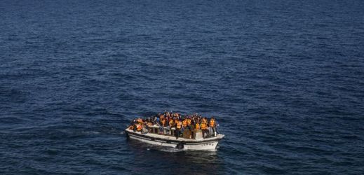 V loňském roce se na cestě přes Středozemní moře údajně utopilo více než tři a půl tisíce uprchlíků (ilustrační foto).