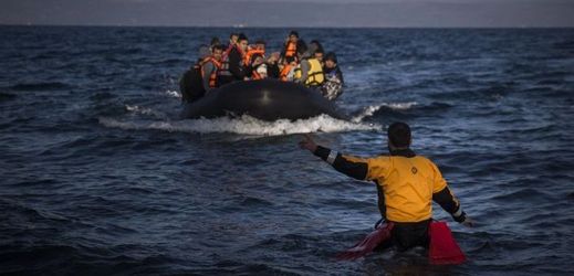 Migranti připlouvají na ostrov Lesbos (ilustrační foto).