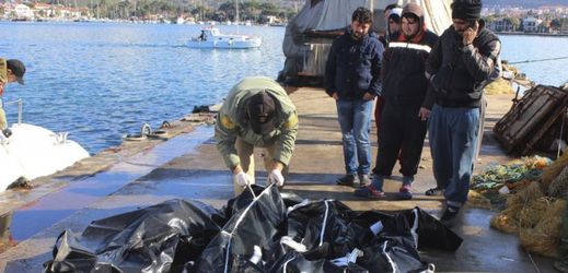 Při cestě do Evropy zahynulo v Egejském moři nejméně 15 migrantů.