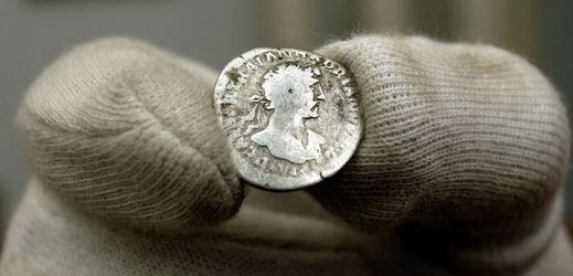 Římský stříbrný denár z 2. století.