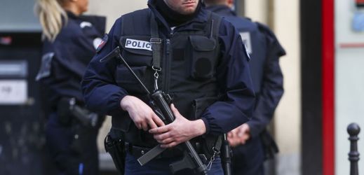 Policie v Paříži. 