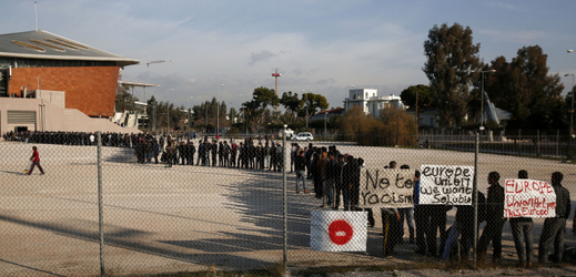 Řecko se bojí, že v případě uzavření hranice na jeho území uvíznou tisíce běženců. Na snímku migranti na stadionu ve Faliro v Athénách.