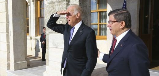 Biden (vlevo) ujistil tureckého premiéra, že USA podporují mimo jiné boj proti separatistům z Kurdské strany pracujících.