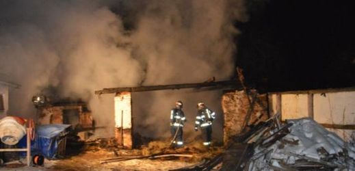 V Plzni vyhořela chata, hasiči v ní nalezli tři ohořelí těla.
