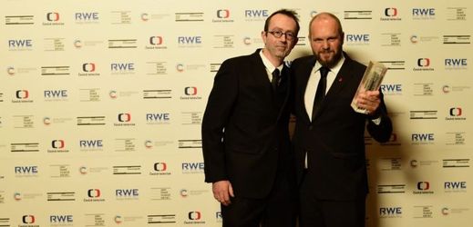  Cenu za nejlepší film a režii převzali producent David Ondříček (vpravo) a režisér Petr Zelenka za film Ztraceni v Mnichově. 