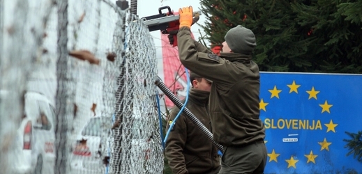Rakouští vojáci staví plot na hranici se Slovinskem.