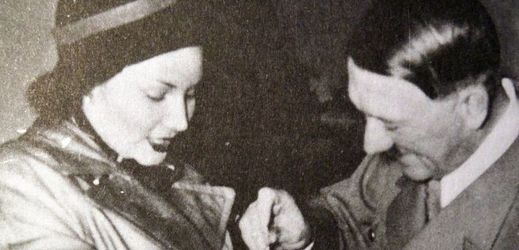 Lída Baarová s Adolfem Hitlerem při zahájení charitativní zimní sbírky, 1937.