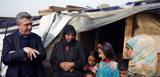Komisař OSN Filippo Grandi mluví se syrskými uprchlíky v Libanonu.