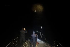 Hlídky řecké pobřežní stráže střeží ve dne i v noci východní hranici u Egejského moře ve spolupráci s plavidly pohraniční agentury Evropské unie Frontex.