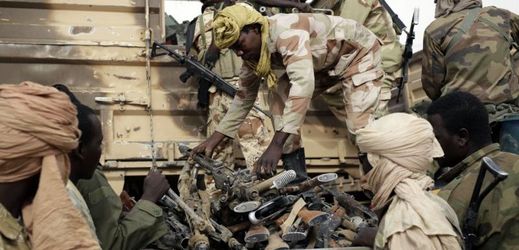 Na snímku vojáci se zabavenými zbraněmi radikální skupiny Boko Haram.