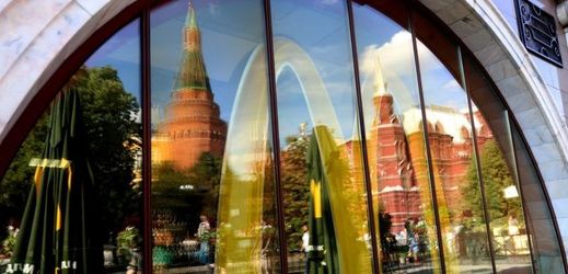 Pobočka restaurace McDonald's v blízkosti Rudého náměstí v Moskvě.