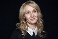 Britská spisovatelka Joanne Rowlingová píšící pod jménem J. K. Rowlingová nebo preudonymem Robert Galbraith.