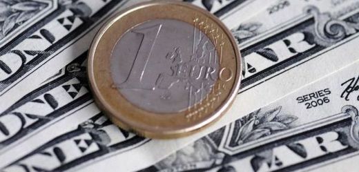 Dolar klesá, nakupuje se euro a jen (ilustrační foto).