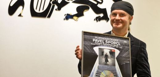 Pavel Šporcl přebírá platinové ocenění za prodej desky.