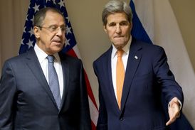 Ruský ministr zahraničí Sergej Lavrov (vlevo) se svým americkým protějškem Johnem Kerrym.