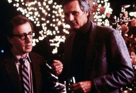 Americký filmař Woody Allen a herec Alan Alda ztvárnili jedny z hlavních postav v tragikomedii Woodyho Allena Zločiny a poklesky (1989).