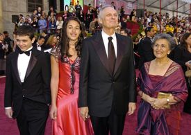 Alan Alda se svou rodinou na předávání cen Academy Awards v Los Angeles (rok 2005).