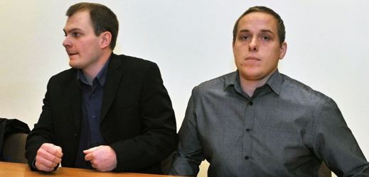 Odsouzení plzeňští policisté Lukáš Zahradník (vlevo) a Jan Pergl.