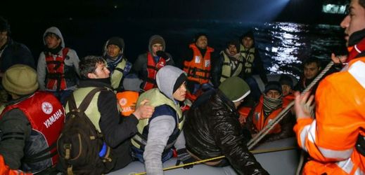 Záchrana migrantů v moři u řeckého pobřeží.