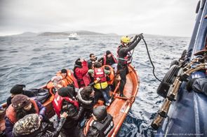 Záchrana migrantů na moři.