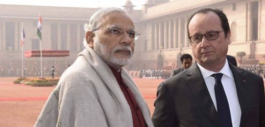 Indický premiér Narendra Modi (vlevo) a francouzský prezident Françoise Hollande.