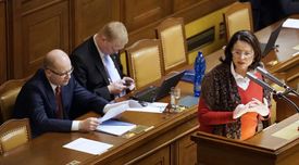 Zleva premiér Bohuslav Sobotka, vicepremiér Pavel Bělobrádek a poslankyně ODS Miroslava Němcová.