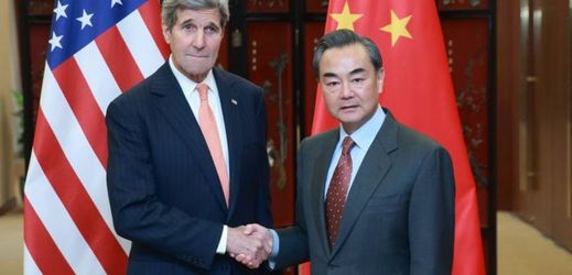Americký ministr zahraničí John Kerry a jeho čínský protějšek Wang.