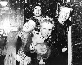 Původní sestava skupiny Sex Pistols: kytarista Steve Jones, baskytarista Glen Matlock, bubeník Paul Cook a zpěvák John "Rotten" Lydon.