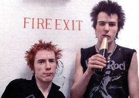 Legendární hudebníci anglické punkové kapely Sex Pistols Johnny Rotten a Sid Vicious.