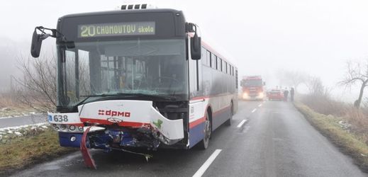 Městský autobus, který se u Olomouce střetl s osobními vozy.