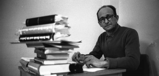 Nacistický válečný zločinec Adolf Eichmann píšící dopis ve věznici v izraelském vězení Ramla roku 1961.