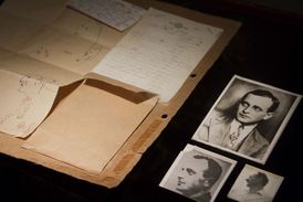 Exponáty židovského muzea v Tel Avivu v Izraeli. Na snímku fotografie Adolfa Eichmanna, krycím jménem "Ricard Klement".