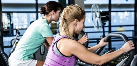 Lidé si v lednu více kupují permanentky do fitness center, osobní váhy, krabičkové diety či běžecké boty.