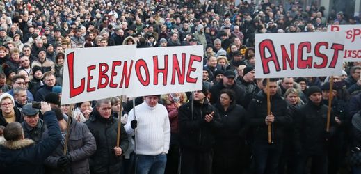 Stovky Němců demonstrují proti násilí a pro větší bezpečnost v Německu. Členové demonstrace drží transparent s nápisem "Život bez strachu".