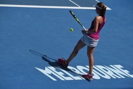 VSTŘÍC ÚSPĚCHU. Johanna Kontaová jde podávat během zápasu na Australian Open.