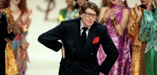 Legendární módní tvůrce Yves Saint Laurent na snímku z roku 1989.