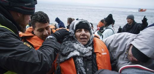 Řecká pobřežní hlídka musí často zasahovat na záchranu uprchlíků plavících se po moři (ilustrační foto).