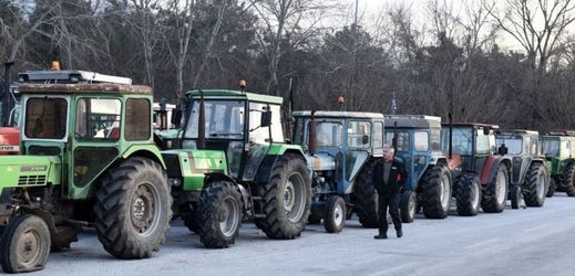 Konvoj traktorů protestujících zemědělců. 