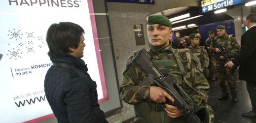 Mimořádná bezpečnostní opatření v pařížském metru.