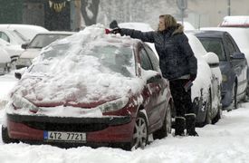 Řidiči budou muset čistit auta od sněhu a ledu.