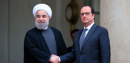 Íránský prezident Hasan Rúhání (vlevo) se v Paříži setkal s francouzským prezidentem Hollandem.