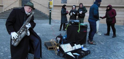 Pražský důchodce hrající na saxofon v centru Prahy...saxofon je jedním z nástrojů, jejichž pouliční využívání bude zakázáno.