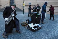Pražský důchodce hrající na saxofon v centru Prahy...saxofon je jedním z nástrojů, jejichž pouliční využívání bude zakázáno.