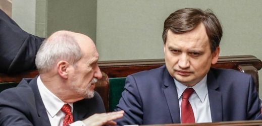Zbigniew Ziobro (vpravo) na schůzi Sejmu.