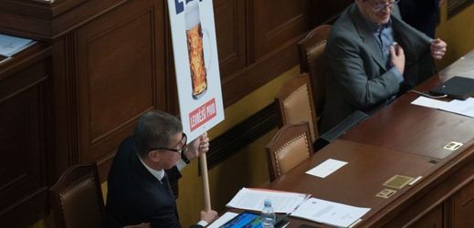 Andrej Babiš nakráčel do sněmovny s transparentem.
